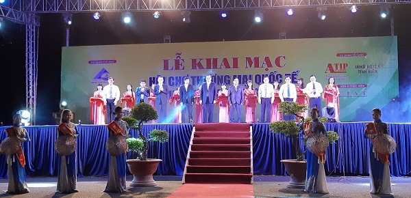 Các đại biểu cắt băng khai mạc hội chợ Quốc tế Tịnh Biên - An Giang 2018