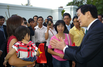 Chủ tịch nước Trương Tấn Sang đến thăm Đại sứ quán Việt Nam và nói chuyện với đại diện cộng đồng người Việt tại Brunei, chiều ngày 28/11.